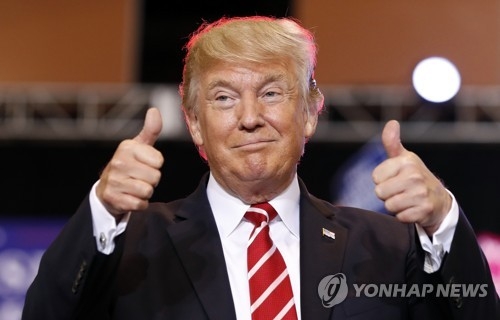 피닉스에서 연설하는 도널드 트럼프 미 대통령