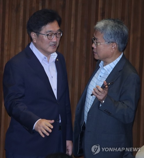 취임 100일 떡 돌린 우원식·김동철…禹 "찰떡협치 기대" - 1