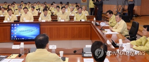 (서울=연합뉴스) 김주형 기자 = 문재인 대통령이 23일 오후 서울 도렴동 외교부 청사에서 열린 취임 후 첫 '2017 외교부·통일부 핵심정책 토의'에서 발언하고 있다. 2017.8.23kjhpress@yna.co.kr(끝)
