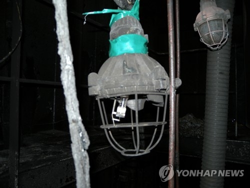 폭발사고 현장에 파손된 방폭등