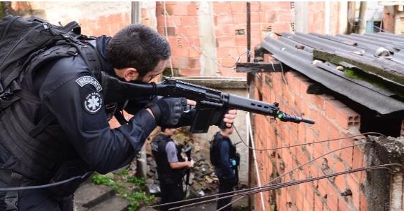 리우 시 빈민가에서 작전 중인 경찰 [브라질 뉴스포털 UOL]