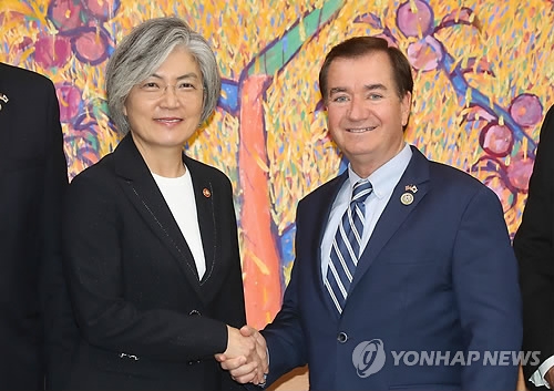 28일 강경화 장관과 만나 악수하는 에드 로이스 미 하원 외교위원장(서울=연합뉴스)