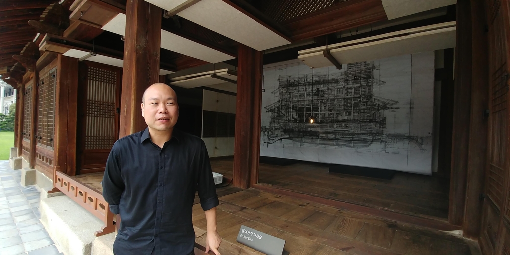 (서울=연합뉴스) 정아란 기자 = 권민호 작가가 31일 덕수궁 석어당에서 자신의 작품 '시작점의 풍경'을 설명하고 있다. 2017.8.31. airan@yna.co.kr