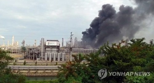 검은 연기에 휩싸인 여수산단