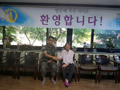 박옥선 할머니를 만나고 있는 권준영씨