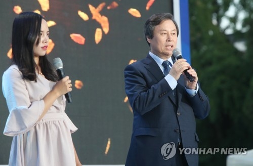 시 낭송하는 도종환 장관
