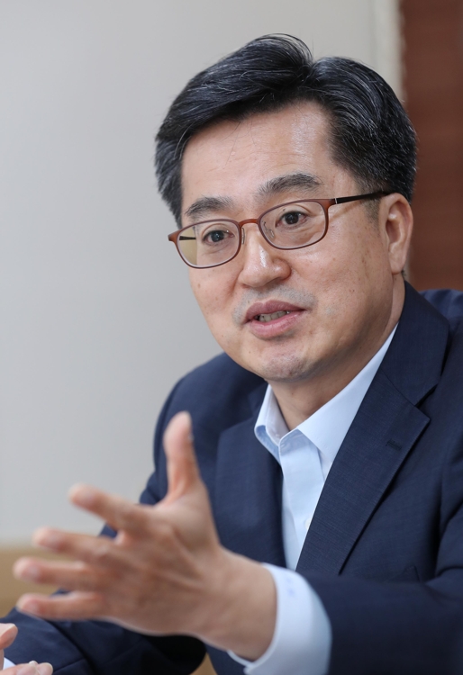 인터뷰하는 김동연 부총리