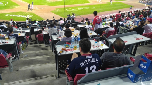 광주에서 프로야구 두산-KIA 경기 관람하는 리퍼트 전 대사