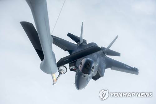 공중급유 받는 F-35B