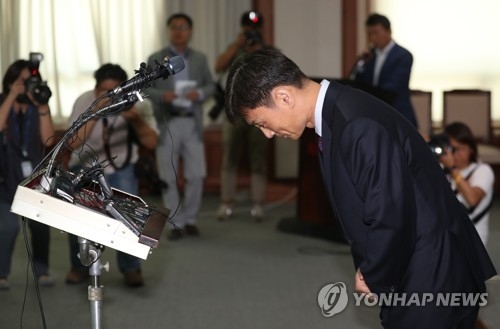 '이념논란'에 고개 숙인 박성진 후보자