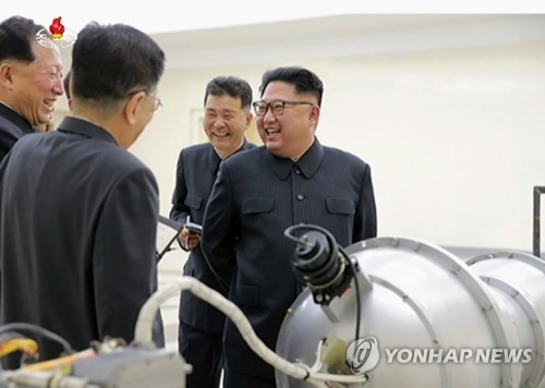 핵무기병기화사업 현지지도하는 김정은