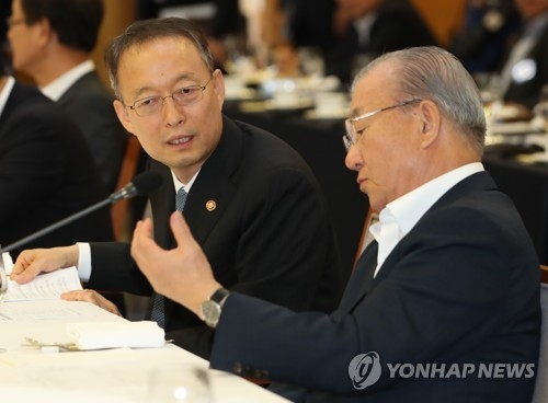 (서울=연합뉴스) 임헌정 기자 = 백운규 산업통상자원부 장관(왼쪽)과 김인호 한국무역협회장이 5일 서울 강남구 트레이드타워에서 열린 산업부 장관 초청 무역업계 간담회에서 이야기를 나누고 있다. 2017.9.5