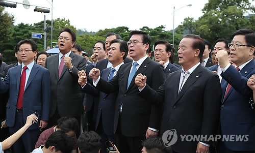 靑 항의방문 한국당 의원들, 대통령 면담불발에 "매우 유감" - 1