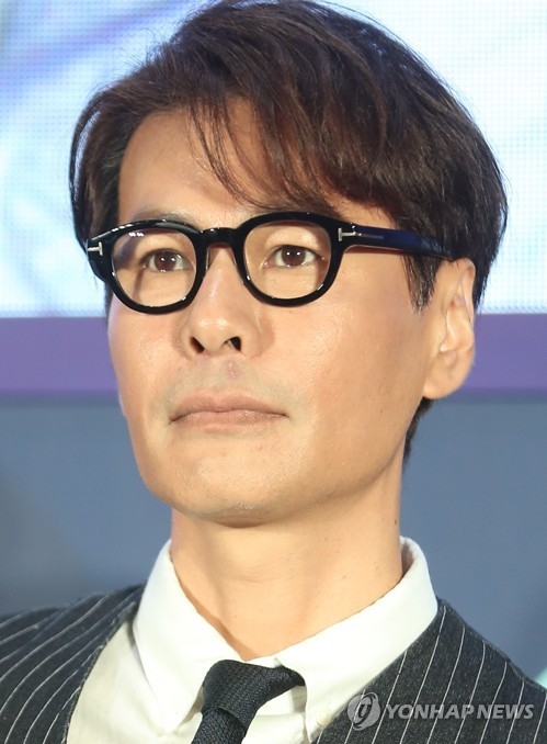 아날로그 세대 윤상 "전자음악 진화 지켜보는 재미있죠" - 1