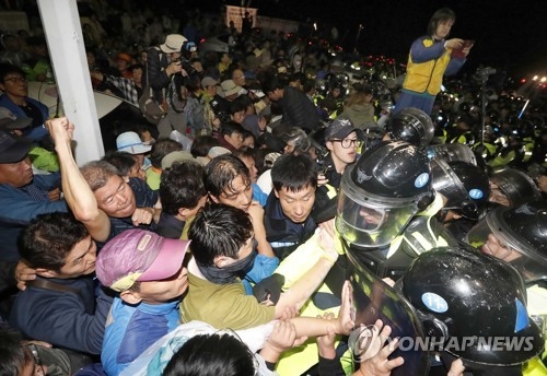격렬한 성주 (성주=연합뉴스)이상학 기자 = 사드(THAAD·고고도미사일방어체계) 잔여 발사대 4기 추가배치가 시작된 7일 새벽 경북 성주군 초전면 소성리 마을회관 앞에서 경찰이 사드배치 반대 집회 참가자들을 해산시키고 있다. 2017.9.7
