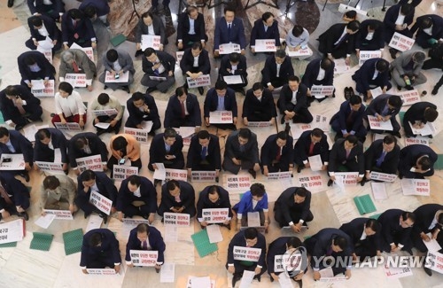 국회서 확성기 켠 한국당…"방송장악 저지" 릴레이 발언시위 - 2