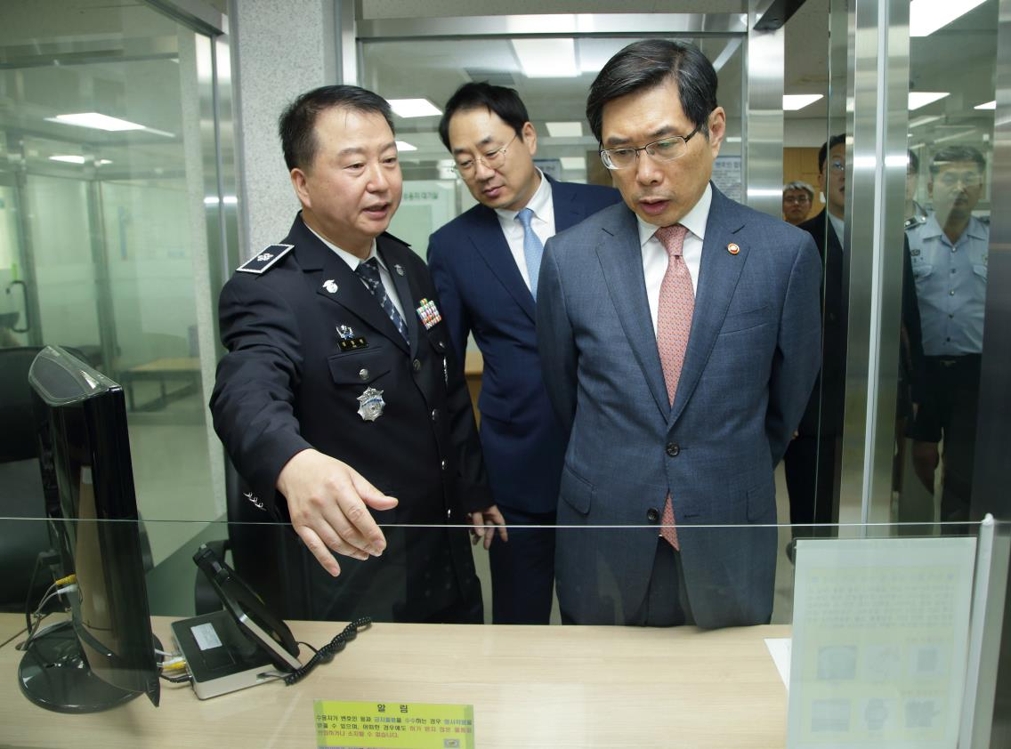 의정부교도소 둘러보는 법무부 장관