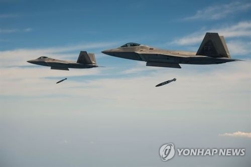 정밀유도폭탄을 발사하는 미국의 F-22기