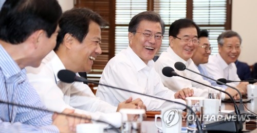 문 대통령, 수석보좌관회의 '웃으며'