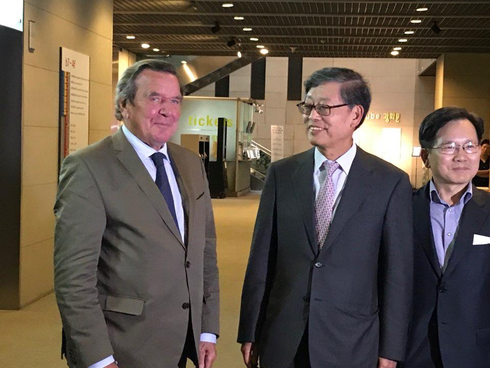 (왼쪽부터)슈뢰더 전 독총리와 김황식 전 국무총리, 고 김사복 씨 아들인 김승필 씨