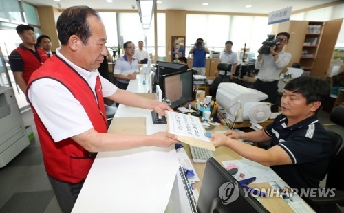 (경주=연합뉴스) 김준범 기자 = 이상대 서생면주민협의회장이 7월 21일 경주지원에 신고리 원전 5·6호기 일시중단을 의결한 한수원 이사회에 대한 효력정지 가처분 신청서를 내고 있다.