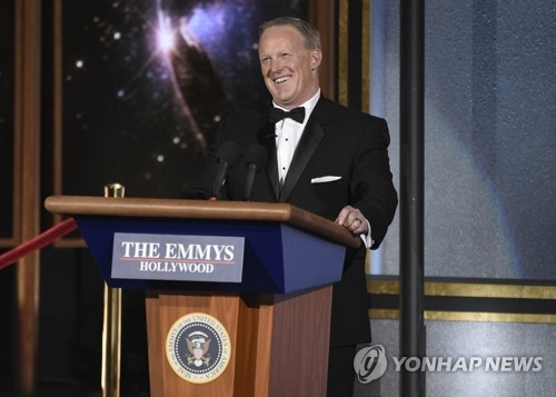 에미상 시상식에 깜짝 등장한 숀 스파이서 전 백악관 대변인