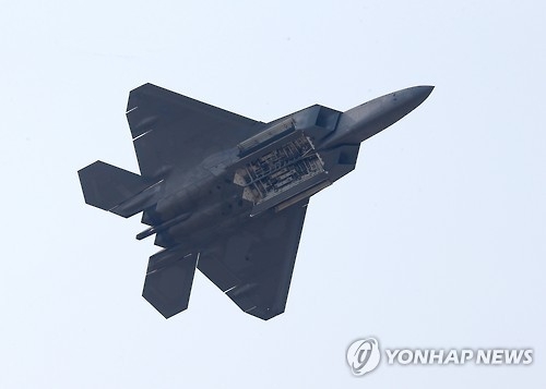 2015년 ADEX에서 시험비행하는 F-22