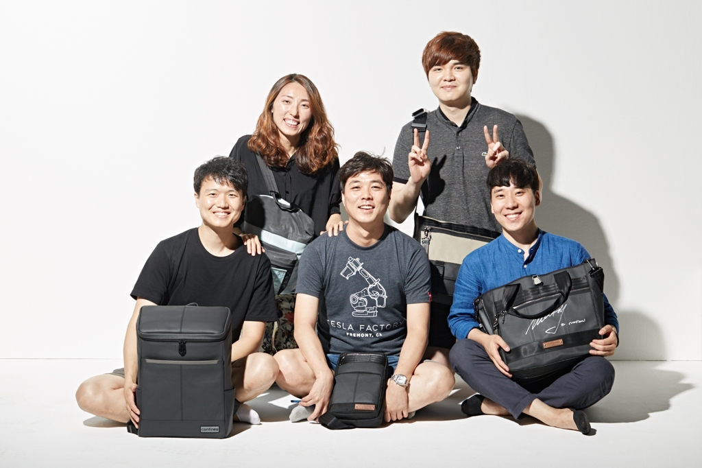 모어댄 최이현 대표(가운데)와 직원들