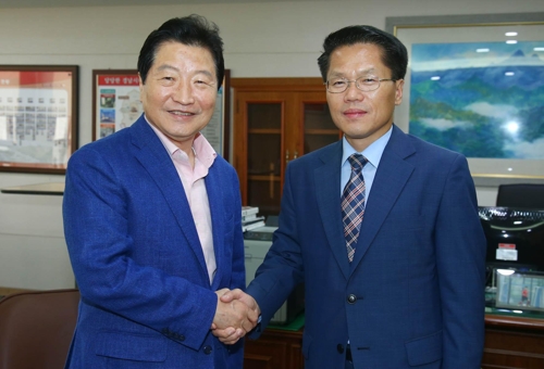 한경호 경남도지사 권한대행(오른쪽)과 안상수 창원시장