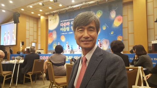 다문화가족 사회통합 유공자로 선정돼 21일 대통령 표창을 받은 차윤경 한양대 교육학과 교수가 시상식이 열린 강원도 원주시 한솔오크밸리 컨벤션홀에서 연합뉴스와의 인터뷰에 응하고 있다.