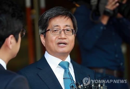 임명동의안 통과 소감 밝히는 김명수 후보자(서울=연합뉴스) 한종찬 기자 = 김명수 대법원장 후보자가 21일 오후 서초구 사법발전재단에 마련된 사무실을 나서며 소감을 밝히고 있다. 국회는 이날 본회의를 열어 김 후보자 임명동의안에 대한 무기명 투표를 실시, 출석 의원 298명 가운데 찬성 160명, 반대 134명, 기권 1명, 무효 3명으로 가결 처리했다. 2017.9.21saba@yna.co.kr(끝)