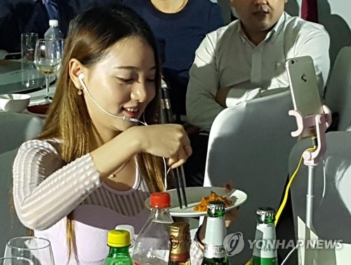 한국 식품 소개하는 왕훙
