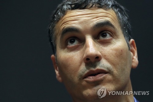 압델라 카룸 카타르현대미술관 관장(서울=연합뉴스) 서명곤 기자 = 압델라 카룸 카타르현대미술관 관장이 22일 오후 국내 최대 규모의 미술품 장터인 '한국국제아트페어'(KIAF 2017)가 열리고 있는 서울 강남구 코엑스에서 연합뉴스와 인터뷰를 갖고 KIAF를 둘러본 소감에 대해 말하고 있다. 2017.9.22seephoto@yna.co.kr