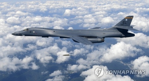 폭탄 투하하는 미 B-1B 전략폭격기