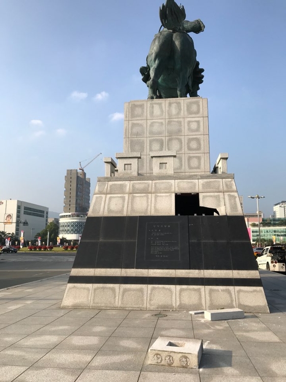 창원 최윤덕 동상 좌대 파손