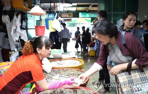 '한가위' 재래시장 찾은 김정숙 여사