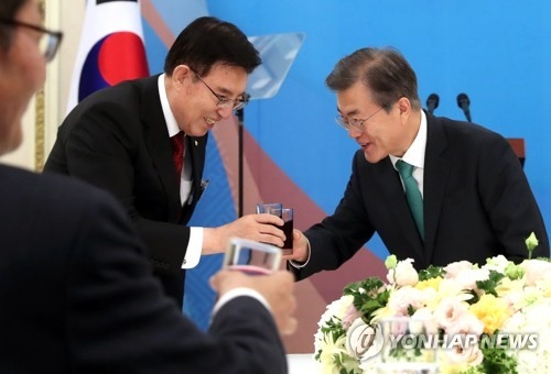 건배하는 문 대통령과 김덕룡 민주평통 수석부의장
