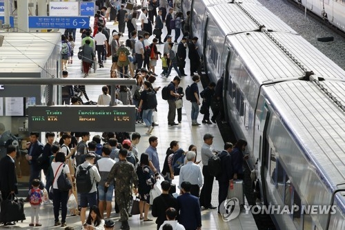 줄서서 오르는 귀성객들(서울=연합뉴스) 조현후 인턴기자 = 29일 오후 서울역에서 귀성객들이 도착한 열차에 줄을 서서 승차하고 있다. 2017.9.29who@yna.co.kr(끝)