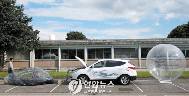 프랑스 그르노블시(市) 에어리퀴드사에서 현대차 관계자들이 투싼 수소차의 미세먼지 정화효과를 시연하고 있다. 백승렬 연합뉴스 기자