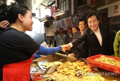 전통시장 둘러보는 이낙연 총리