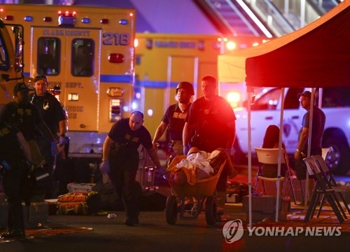 라스베이거스 총기난사 사건 부상자를 옮기는 경찰