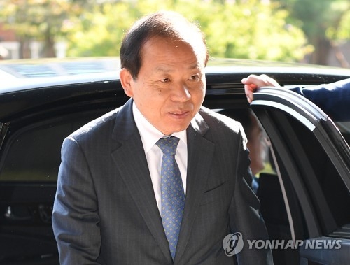 김이수 헌법재판소장 권한대행 출근(서울=연합뉴스) 황광모 기자 = 김이수 헌법재판소장 권한대행이 18일 오전 서울 종로구 계동 헌법재판소에 출근하고 있다. 2017.9.18hkmpooh@yna.co.kr(끝)