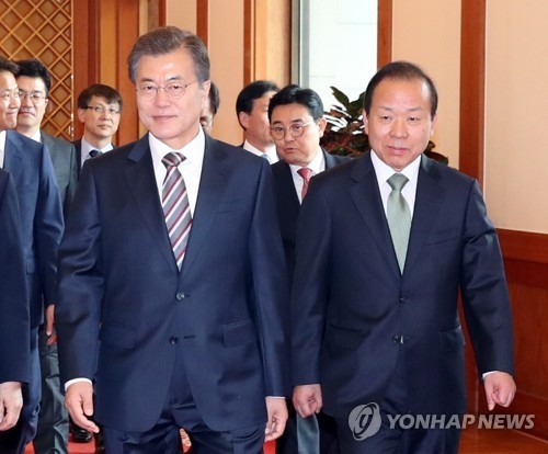 문 대통령, '김이수 헌법재판소장 권한대행과 함께'
