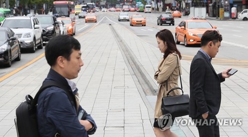 "추위에 팔짱까지"