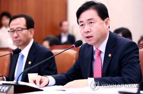국감에서 발언하는 김영춘 해양수산부 장관