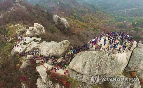 문장대 가득 메운 단풍 등산객