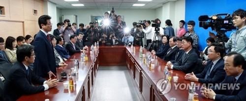 한국당, 이번주 朴 징계…보수야권 재편 분수령(종합) - 3