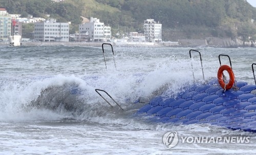 파도에 부서진 해운대 계류시설