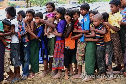 식량 얻으려 줄 선 로힝야족 아동 난민[AFP=연합뉴스 자료사진]