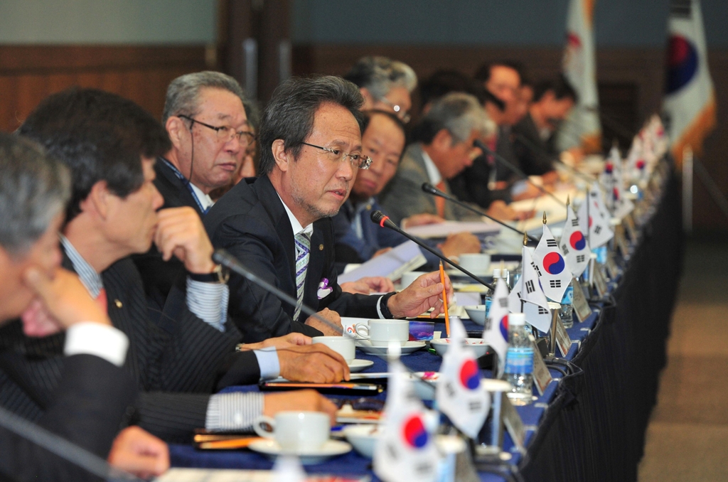 25일 창원컨벤션센터에서 열린 '한상대회운영위원회'에 참가한 동포 경제단체장들이 발전 방안을 논의하고 있다.
